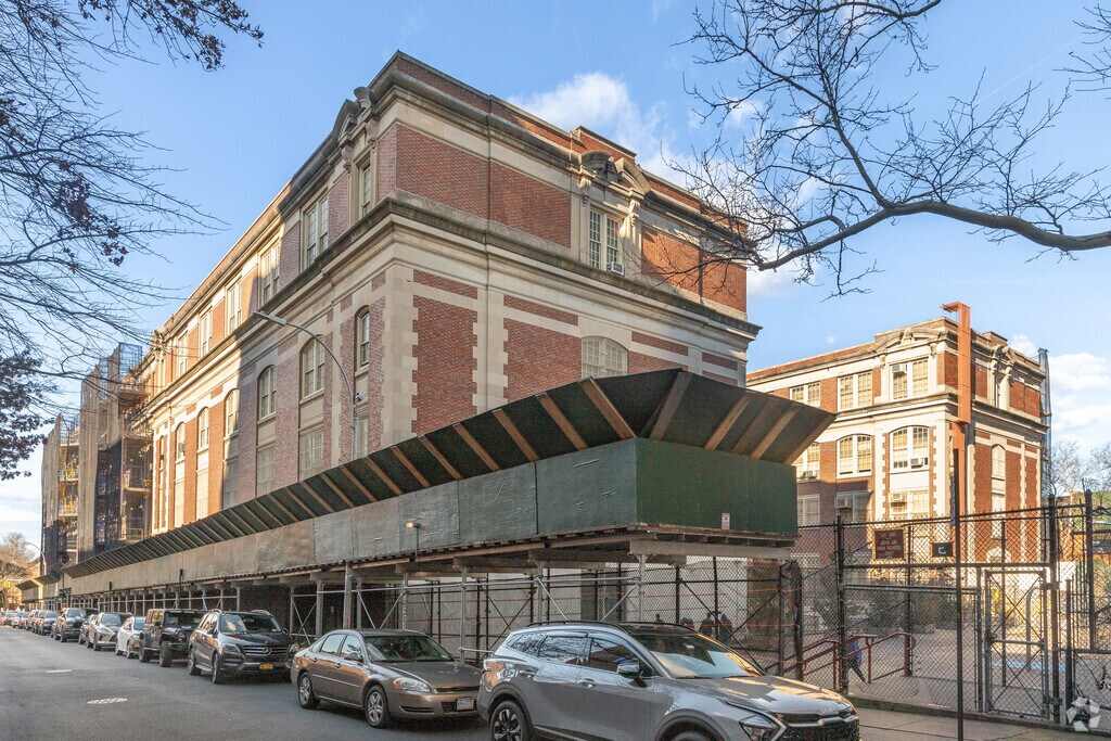 John Jay School for Law has 475 students.