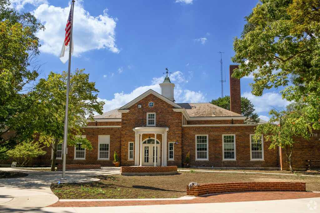 South Elementary School provides private education in the neighborhood of 
Glencoe
