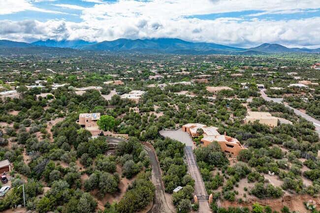 Explore Near North, where residential calm meets Santa Fe’s most iconic attractions.