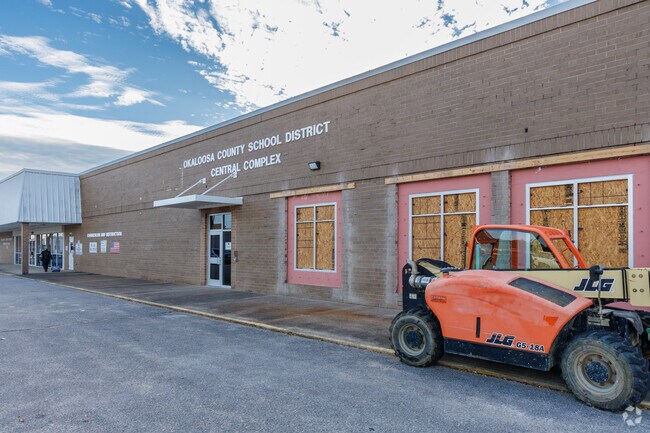 The Okaloosa County School District Complex is located in Niceville.