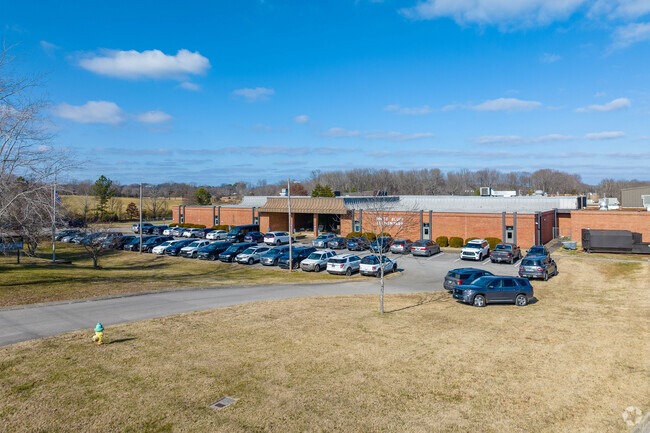 White Bluff Elementary School has ample parking for teachers and parents in White Bluff.