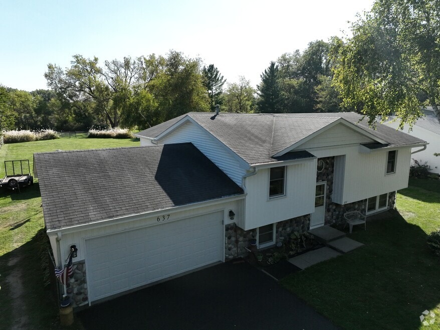 637 E Clay St, Whitewater, WI 53190 - photo 2
