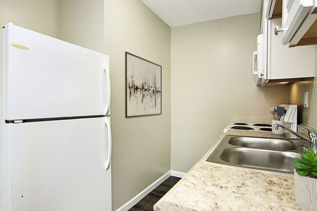 South Terrace Apartments – Comfort & Convenience in Cincinnati!, Cincinnati, OH 45215 - photo 6