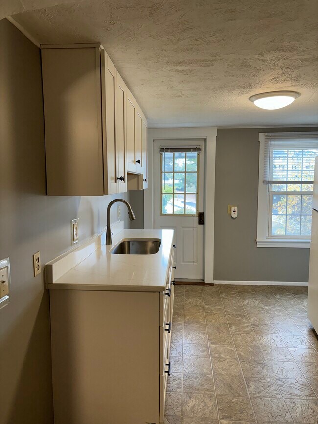 72 Hoover St unit 2 2nd floor, Leominster, MA 01453 - photo 7