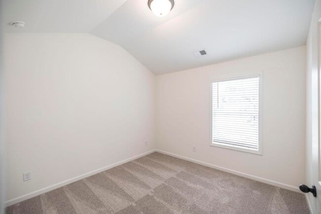 212 Meadows Ln 24.jpg