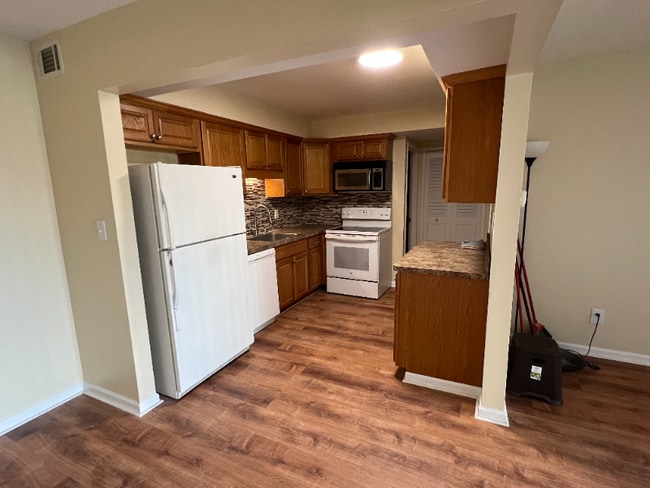 8235 Karam Blvd unit B, Warren, MI 48093 - photo 2