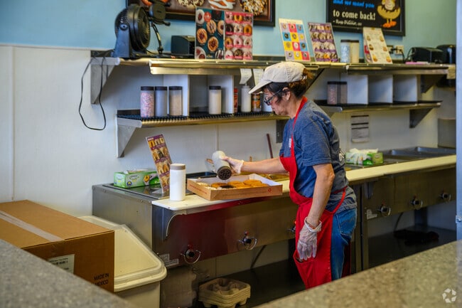Duck Donuts serves breakfast treats in Seminary Hill.