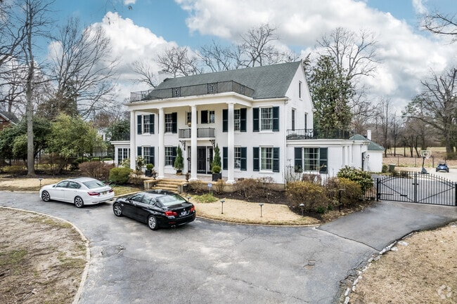 Many homes in Audubon Park have large lots.