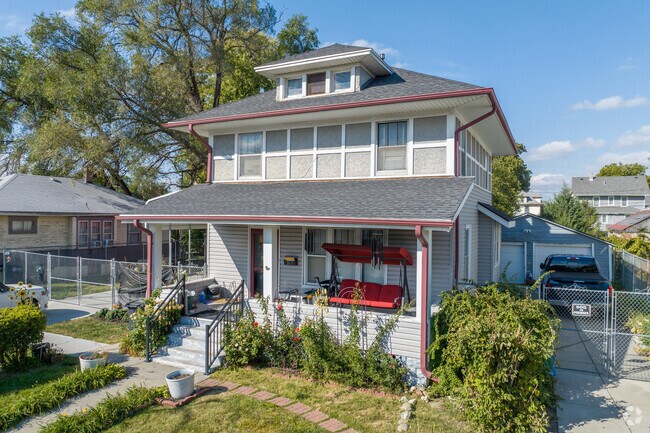 American foursquare homes define Bedford Place and add historic charm to it's well manicured streets.