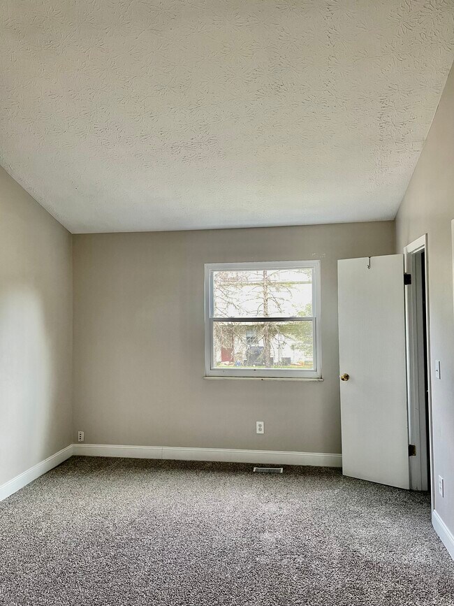 master bedroom upstairs w walk in closet & master bath