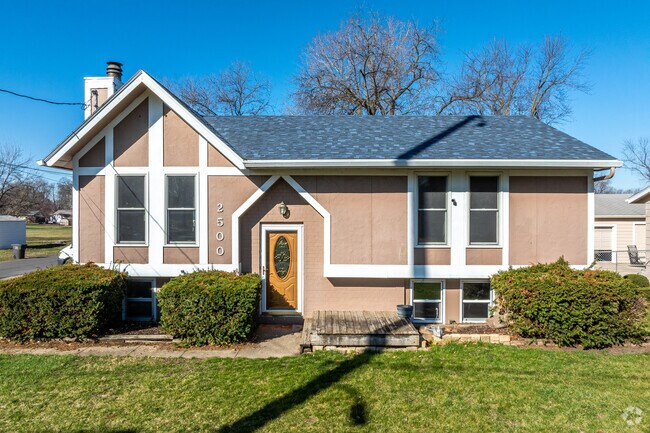 A few split-level homes can be found on the hilly streets of Fairmont Park as well.