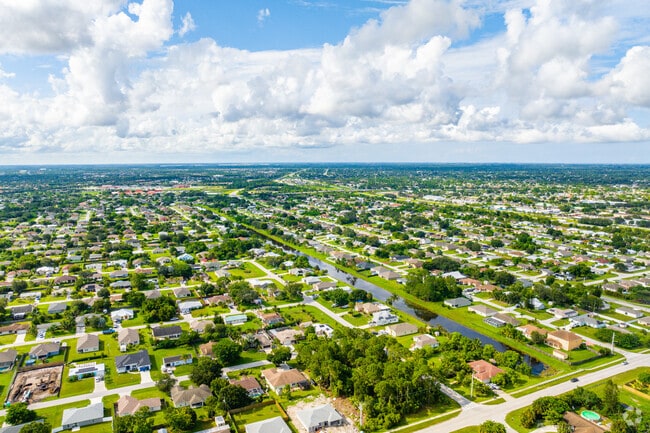 Single-family homes in Cashmere Cove range from 2–4 bedrooms with spacious layouts.