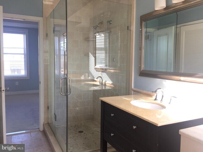 1727 S Broad St unit B, Philadelphia, PA 19148 - photo 4