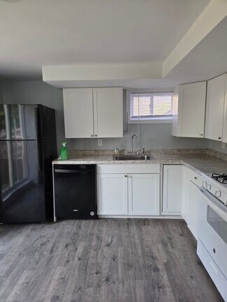 14 Sugar St Unit Lower level, Newtown, CT 06470