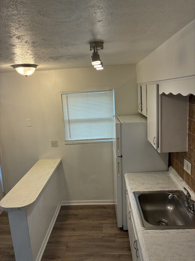 Off of Preston Hwy Affordable 1 bed/1 bath apartments off, Louisville, KY 40219 - photo 6