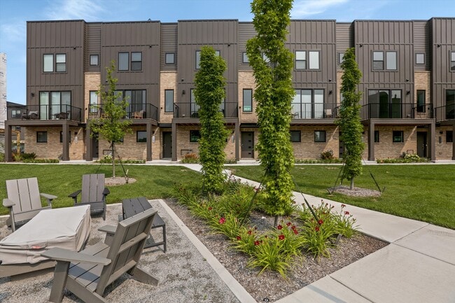 1056 Hampton Cir unit 75, Detroit, MI 48207 - photo 4