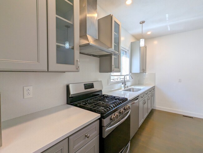 108 W Quincy St unit 108, Somerville, MA 02144 - photo 4