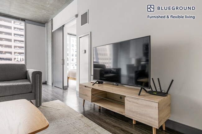 215 W Lake St unit FL8-ID1344, Chicago, IL 60606 - photo 4