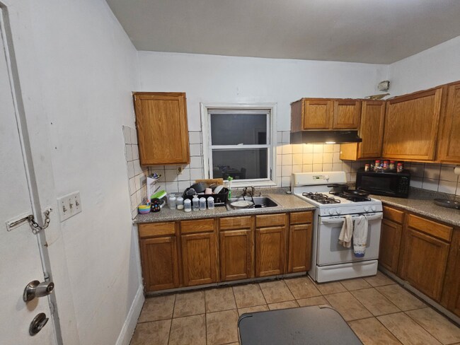 632 Adams Ave unit 2nd floor rear, Elizabeth, NJ 07201 - photo 6