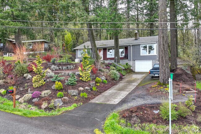 Rural Feeling Split-Level Home in Crestwood Portland