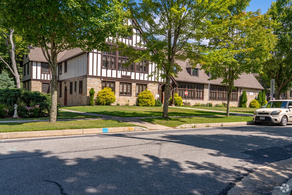 This school has 154 students in grades PK, K-6 with a student-teacher ratio of 11 to 1.