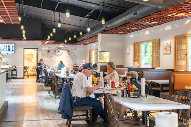 Big Mamma's Cafe is the go to breakfast spot near Meadowvale.