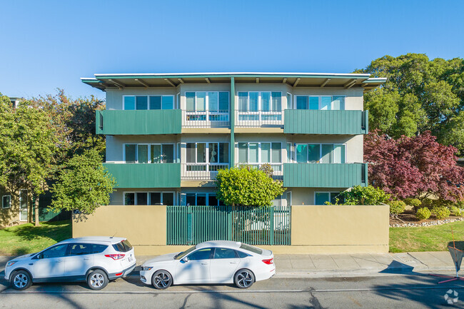Many residents of Lyon Hoag opt for apartments or townhomes.