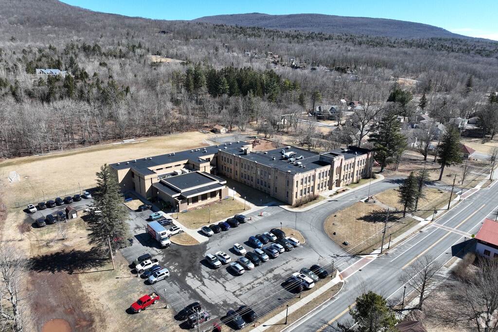 Hunter Elementary School has a student base of 186 students.