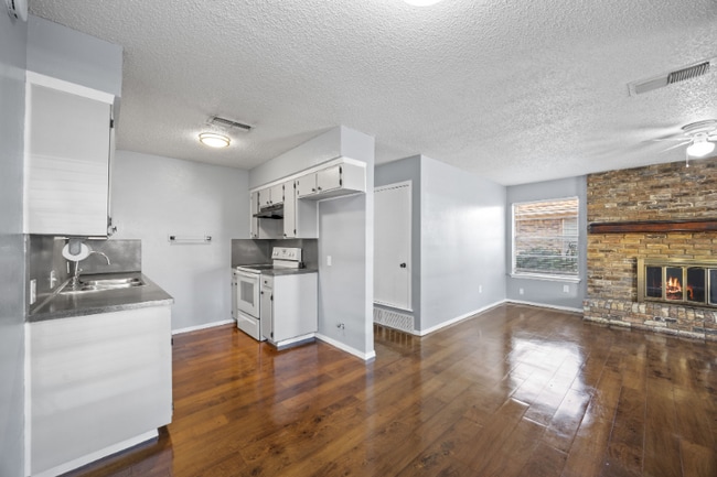 2208 Viewtop Ln unit B, Arlington, TX 76012 - photo 7