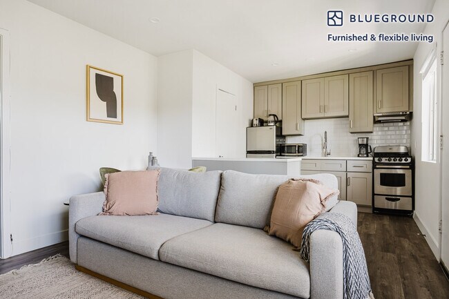 4140 Grand View Blvd unit FL2-ID1327, Los Angeles, CA 90066 - photo 2