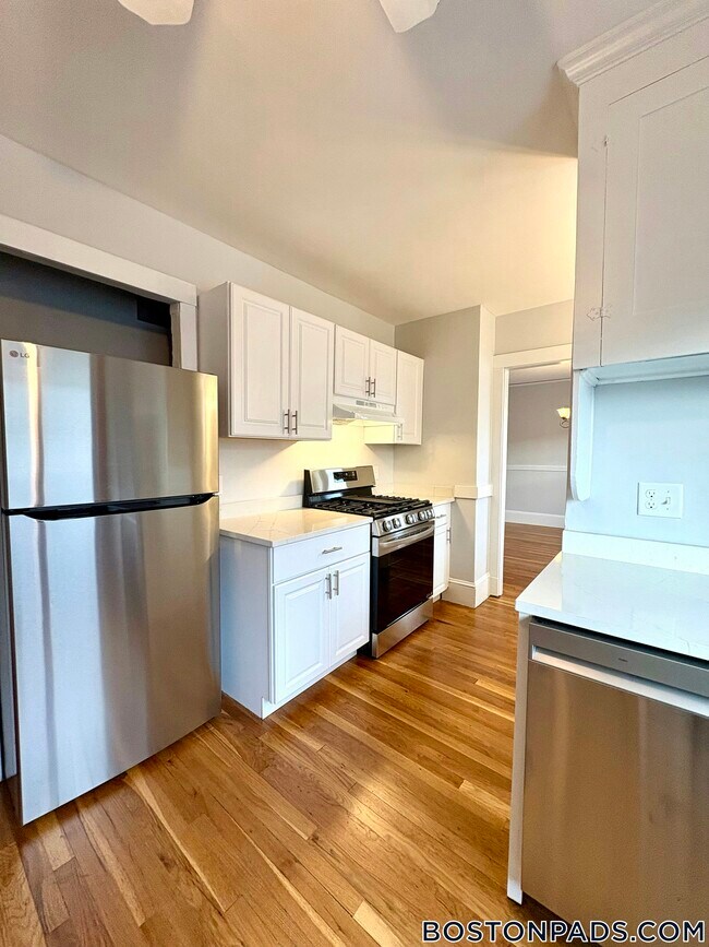 15 Edgecliff Rd, Watertown, MA 02472