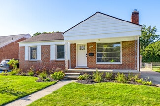 2087 Allard Ave, Grosse Pointe Woods, MI 48236