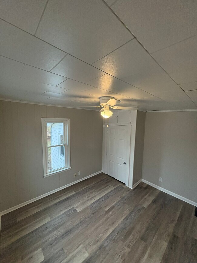 233 Chestnut St, Newcomerstown, OH 43832 - photo 5