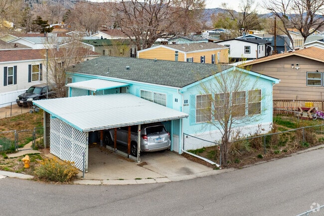 Mobile homes in Golden Ridge range from $25,000 to $135,000, depending on the floor plan and features.