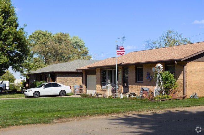 Houses with nicely sized lawns contribute to Fairbury's suburban feel.