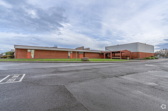 Front exterior of Aumsville Elementary School.