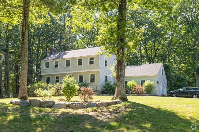 Old and new gambrels are found sprinkled around the neighborhood of Hitchingpost.