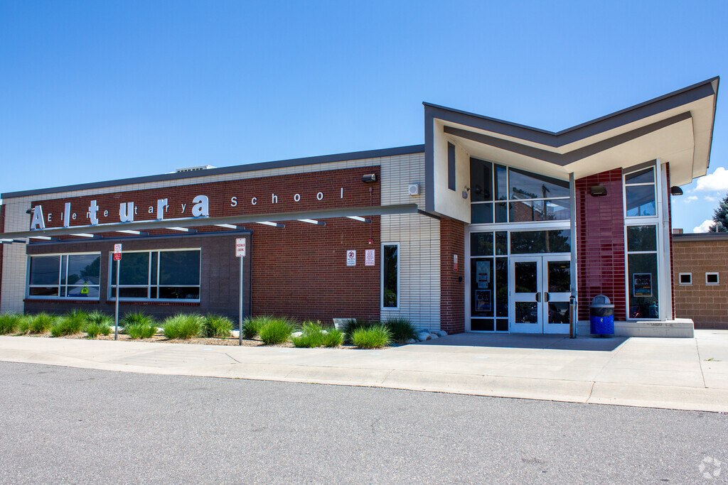 Altura Elementary School building in Sable Altura Chambers.