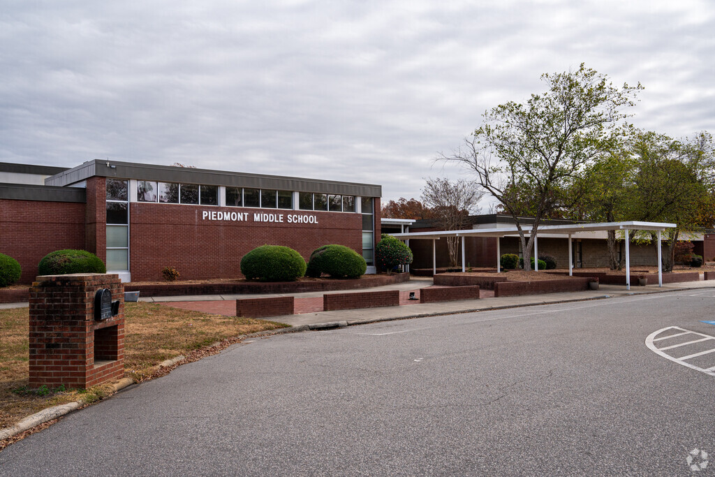 Piedmont Middle School provides education in the neighborhood of 
Union County.