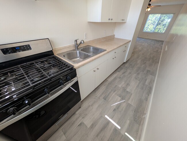 11752 Coldbrook Ave unit C, Downey, CA 90241 - photo 5