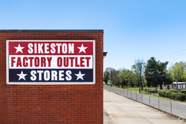Shop top brands at Sikeston Factory Outlet Stores, midway between St. Louis and Memphis.​