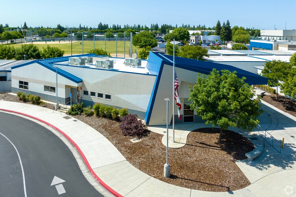 Clovis Community Day School serves students in Clovis.