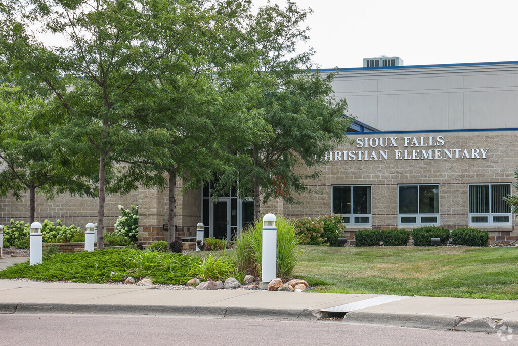 Sioux Falls Christian Elementary receives above average scores with a B on Niche.