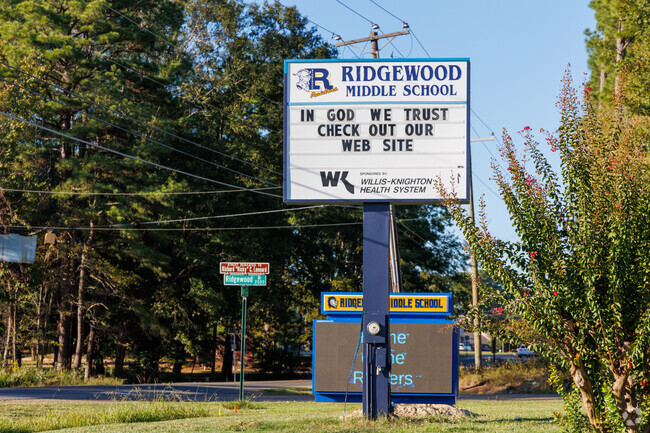 School sign Ridgewood Middle School, go Raiders!
