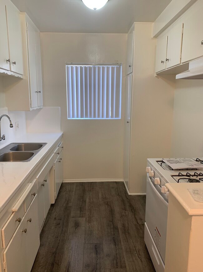 8200 Owensmouth Ave unit 6, Los Angeles, CA 91304 - photo 3