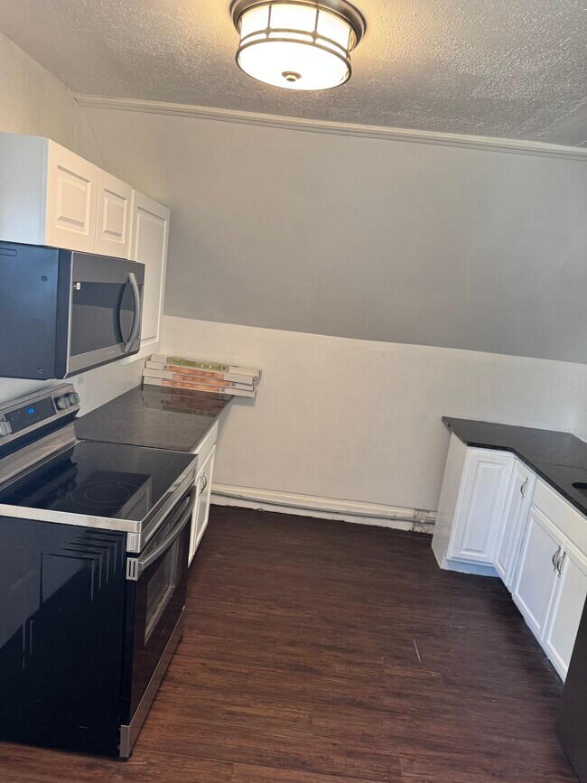 211 Oxford St unit 1st floor apt, Providence, RI 02905 - photo 5