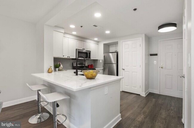 1045 N Utah St unit 703, Arlington, VA 22201 - photo 2