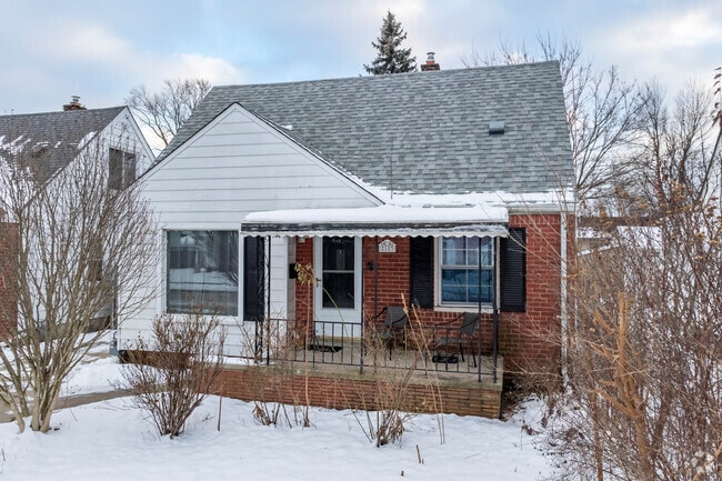 Homes in Lincoln Park sit on cozy, well-maintained lots.