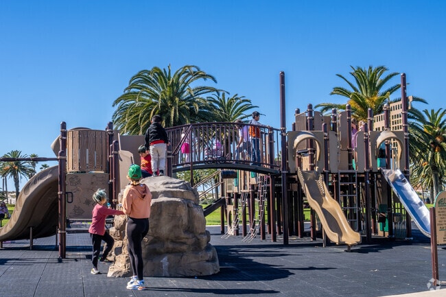 'olołkoy Beach Park is very busy on the weekends with children enjoying the playground.