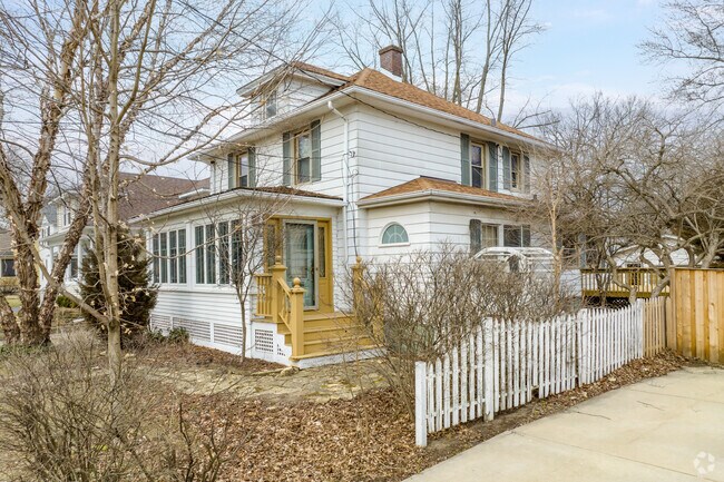 American foursquare houses in Batavia Historic District tend to have lightly hued wood siding.